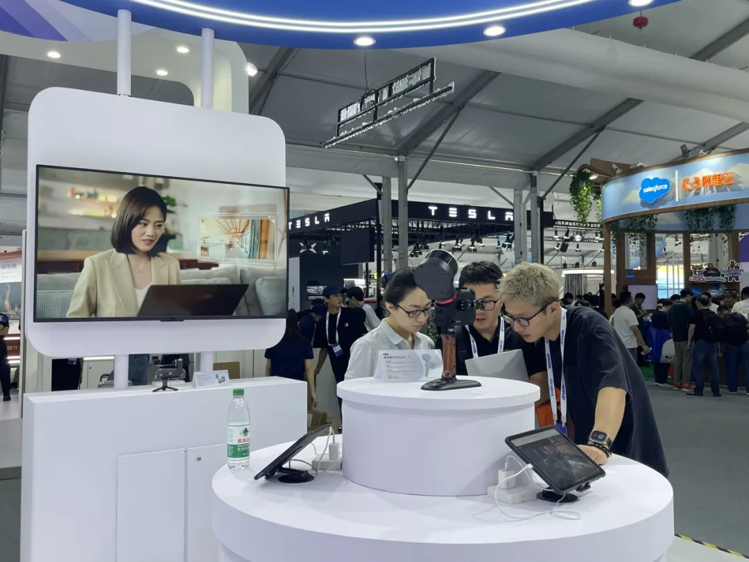 https://vr-public.realsee-cdn.cn/release/pagepress/GedKOIDI/uploads/f3f070b7-ad54-4c83-9f9c-55d3bf6ed6a0.jpg