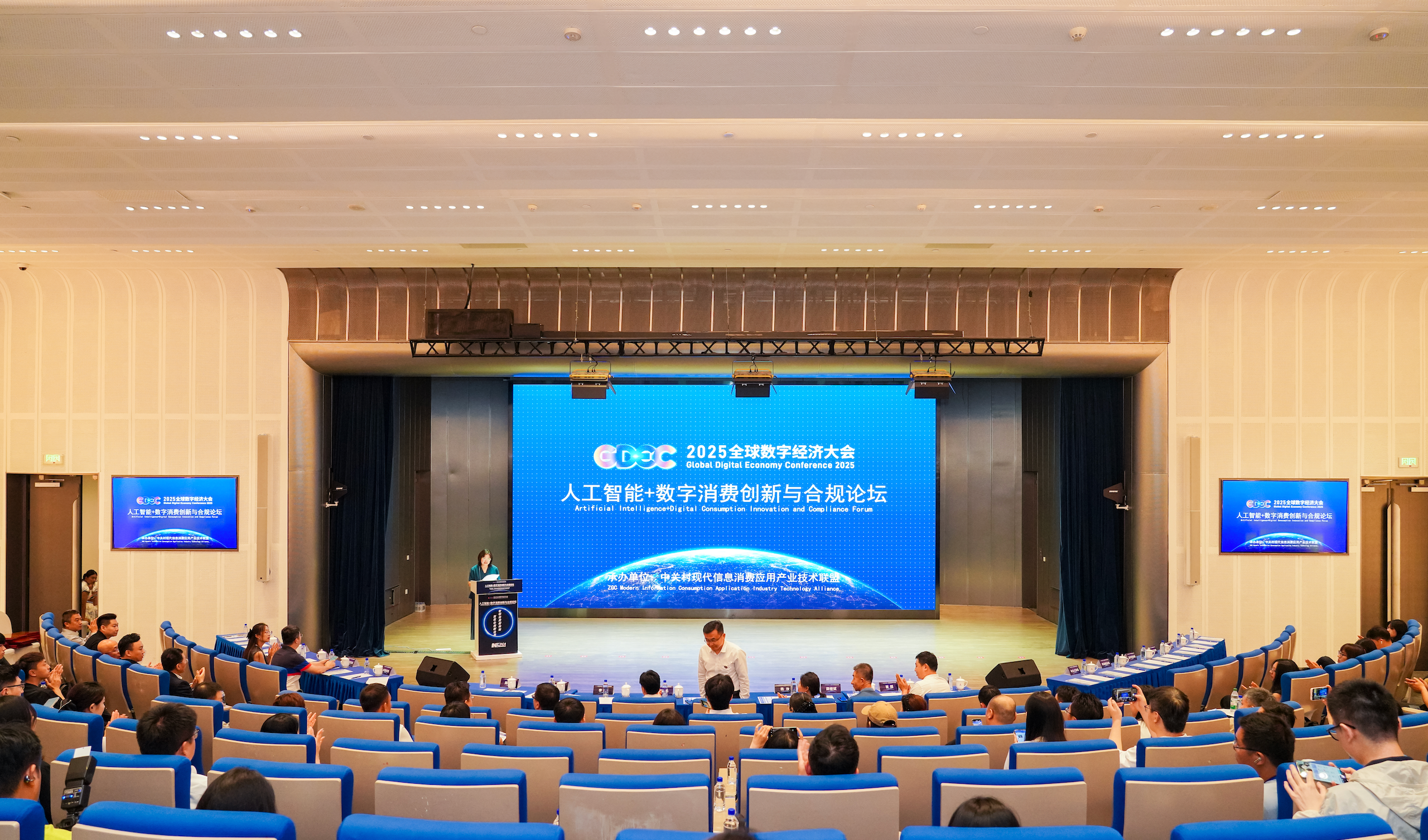 https://vr-public.realsee-cdn.cn/release/pagepress/URfSpGDs/uploads/4cab360f-cb69-4a2e-a787-d64195d7e305.jpg