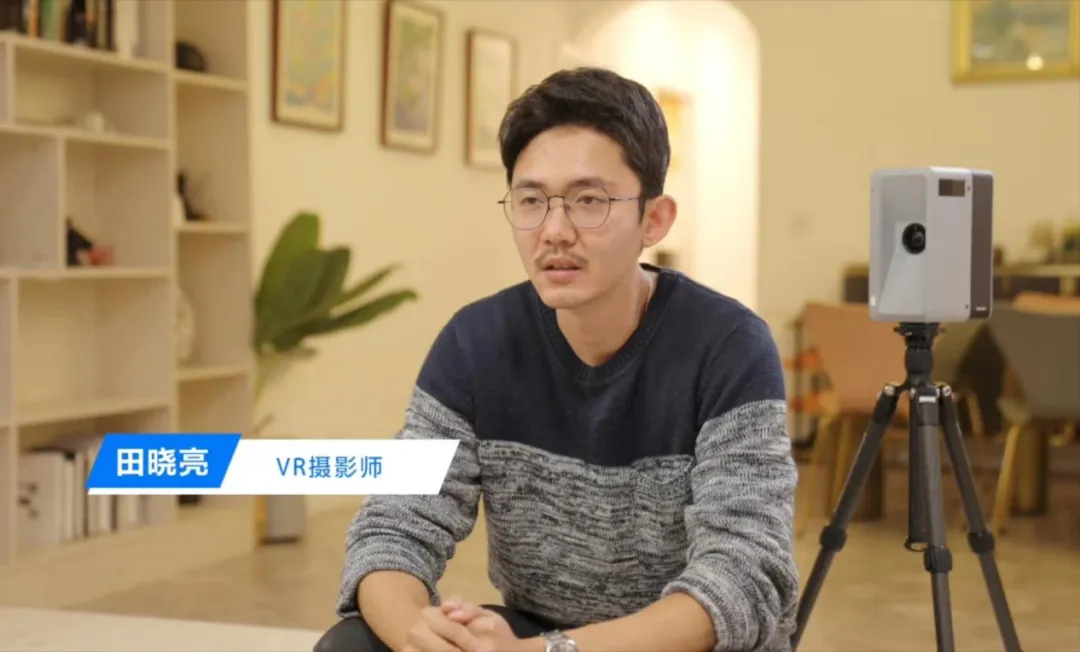 田晓亮接受采访(右侧设备为“伽罗华”)
