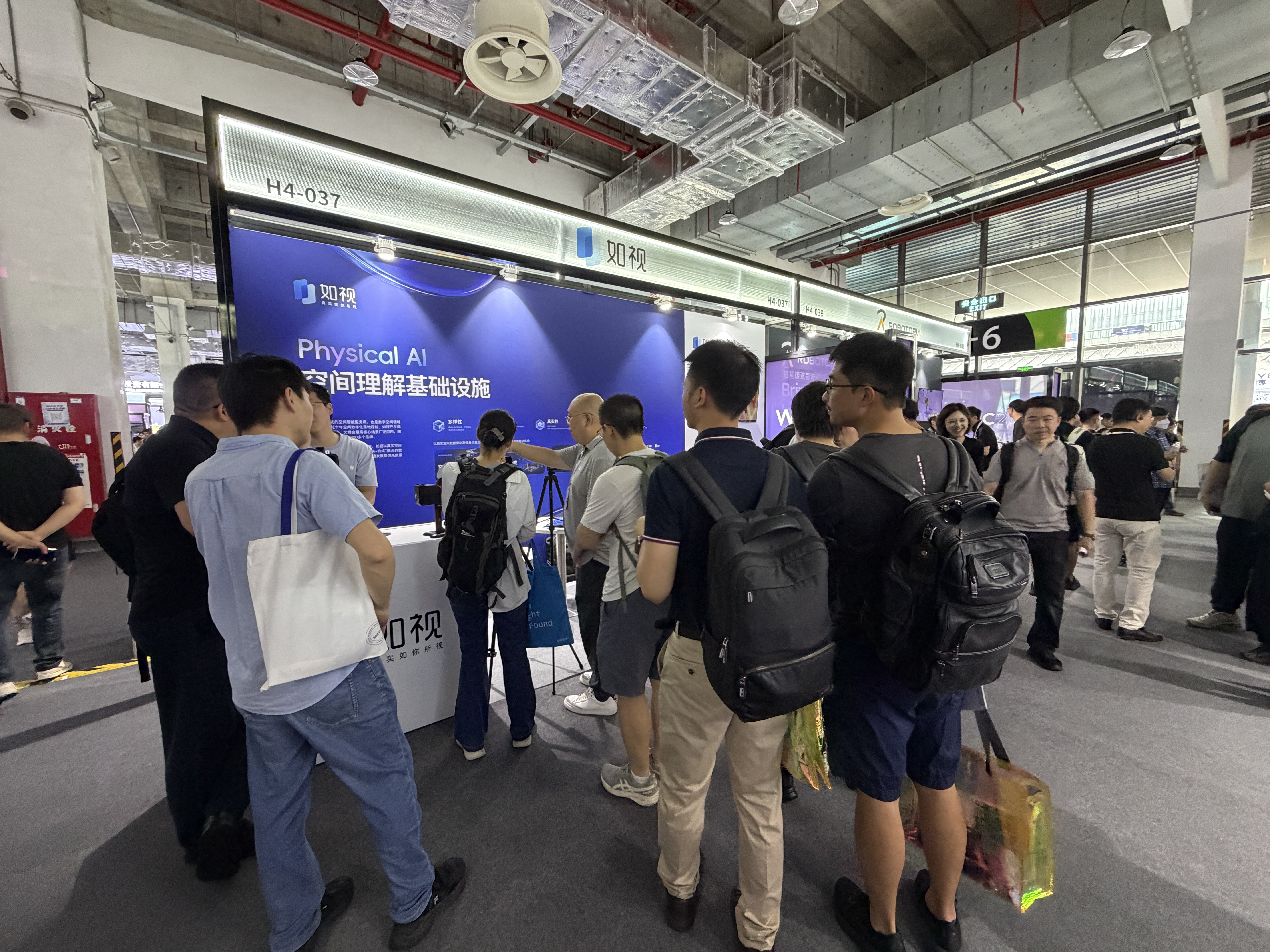 https://vr-public.realsee-cdn.cn/release/pagepress/swzIqEPn/uploads/7e31725e-6e67-44c2-a674-b5c2287e86a7.jpg