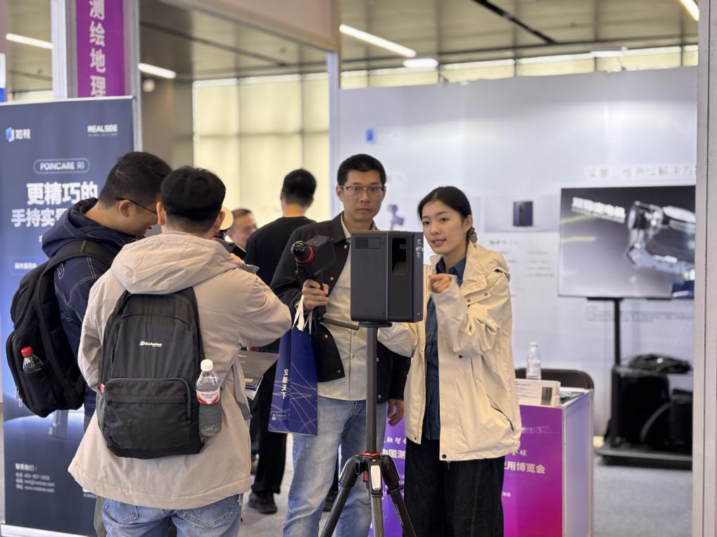 参观者体验伽罗华P4